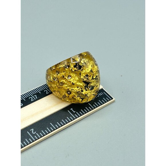Chunky Lucite Plastic Ring Size 7.5 Big Bold Gold Flaked Domed Clear Black Color - Picture 8 of 8